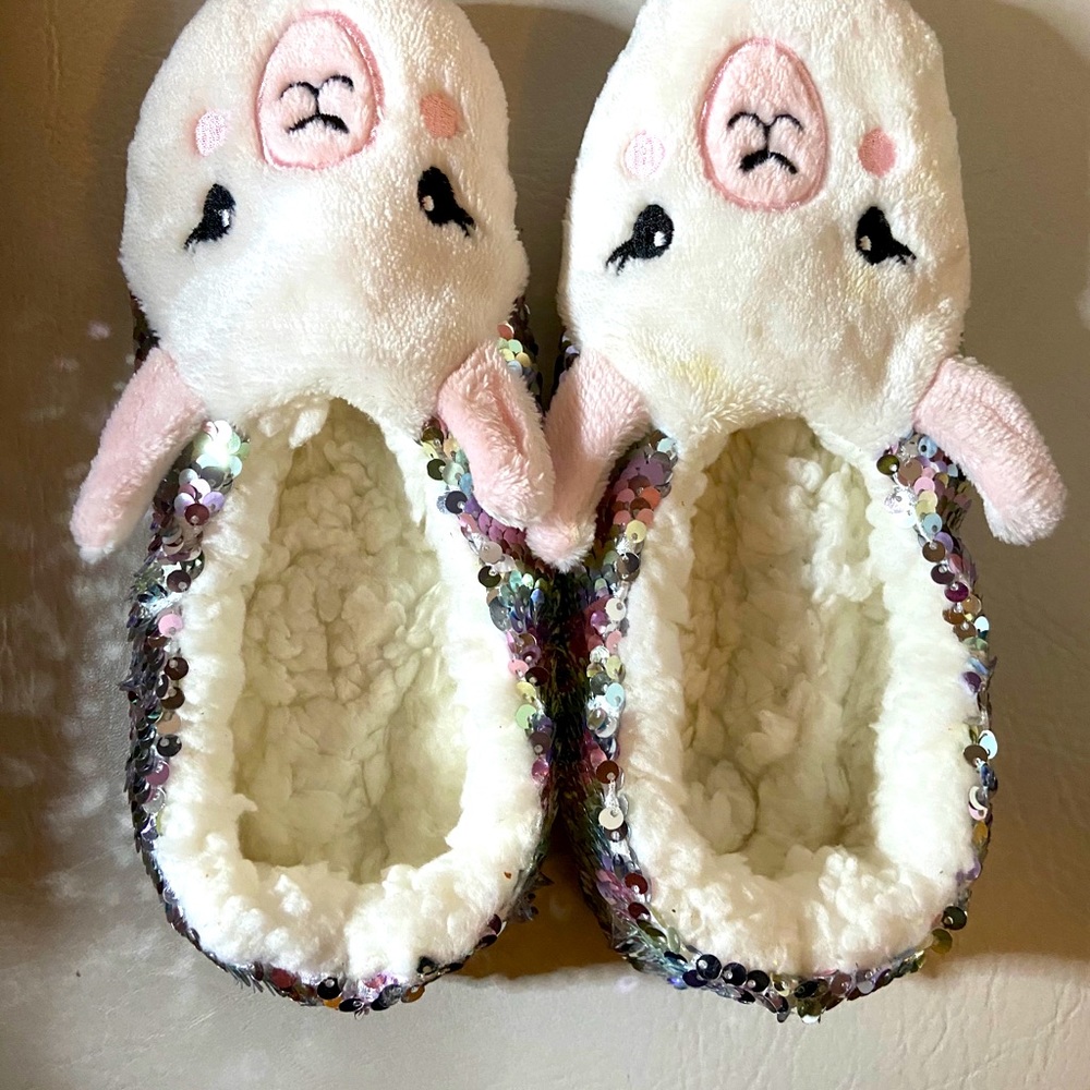 Cute! Lamb slippers/ fuzzy socks w/ ✨!!!